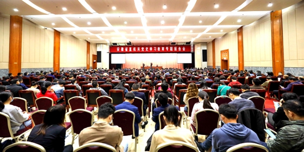 聆聽黨課報告，堅定理想信念