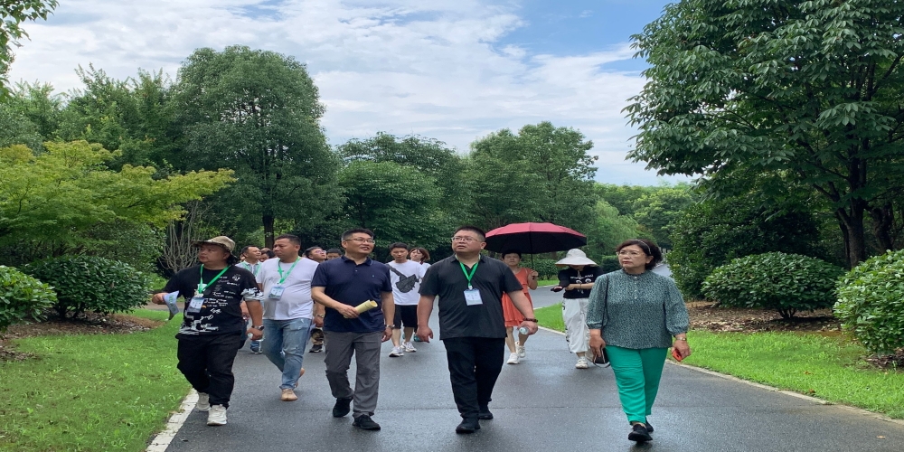 2021“全國苗鄉(xiāng)萬里行”考察團到綠葉集團小廟基地參觀學習